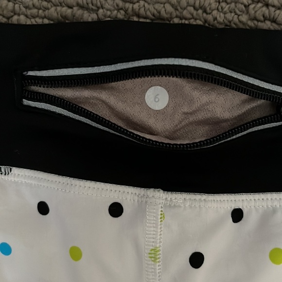 LULULEMON Seawheeze Shorts (Polka Dot - Size 6) - Picture 4 of 4